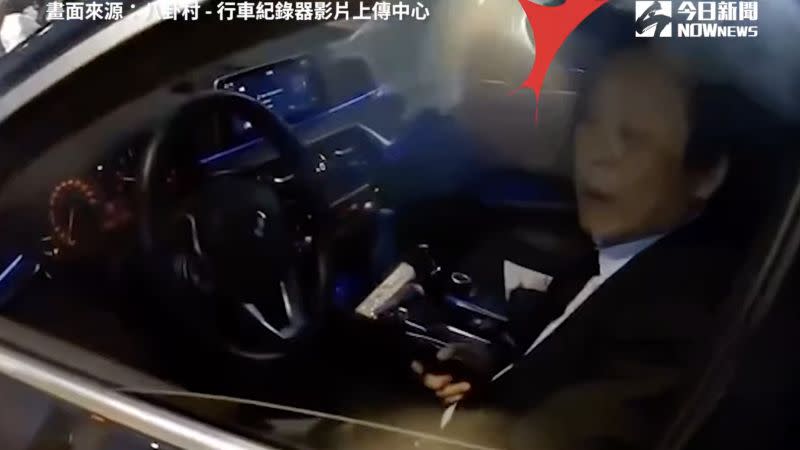 ▲王世堅去年底開車違規停在「機車停等區」，被民眾敲窗提醒，急忙連聲道歉。（圖/八卦村/行車紀錄器影片上傳中心）