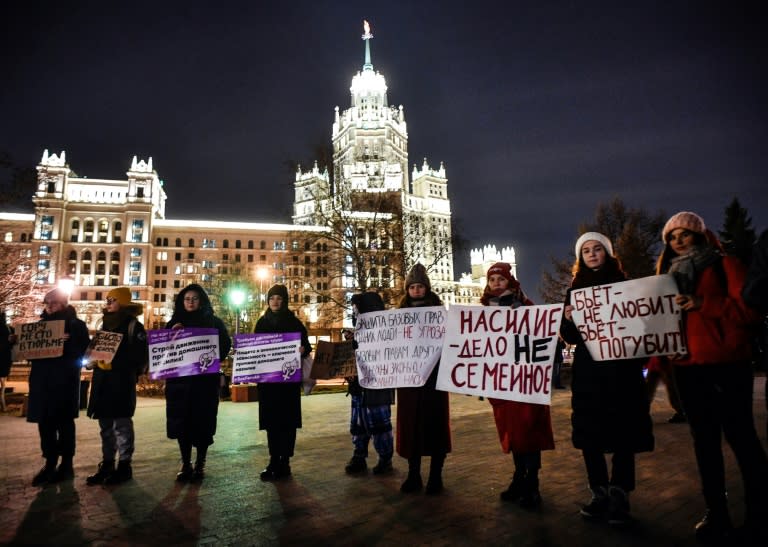 Unas mujeres protestan contra la violencia hacia las mujeres, el 25 de noviembre de 2019 en Moscú (Alexander Nemenov)
