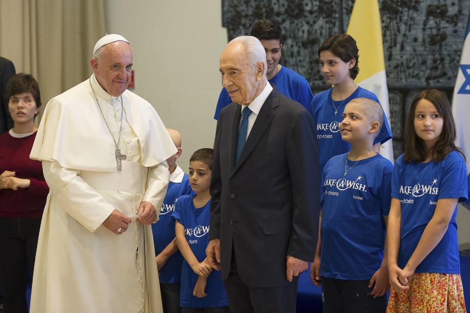 Pope Francis stands beside Israeli President Shimon Peres at the presidential residence in Jerusalem