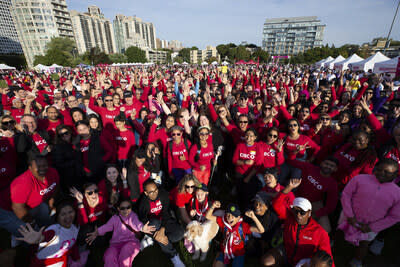 CIBC team members across the country joined their communities on October 6 for the annual Canadian Cancer Society CIBC Run for the Cure, raising over $2.5 million this year. (CNW Group/CIBC)