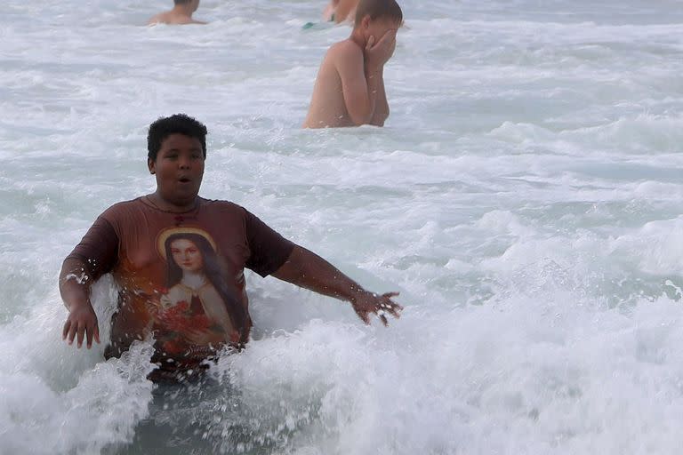 Los jóvenes aprovecharon la playa antes, durante y después del encuentro