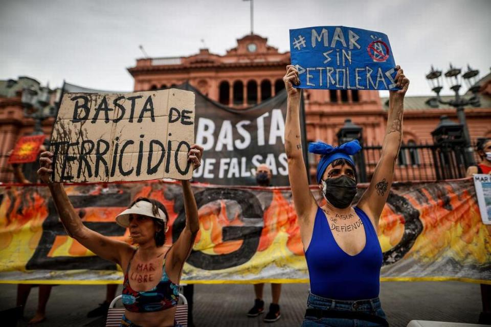 Grupos ambientalistas protestan contra la instalación de plataformas petroleras en el mar argentino, en Buenos Aires.