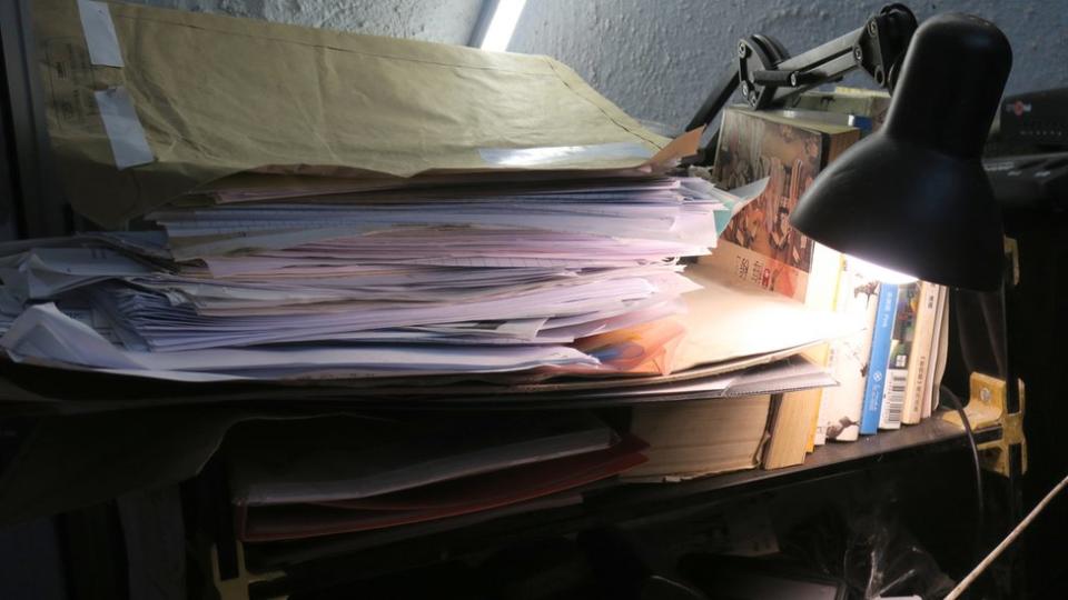 郭卓堅辦公室內堆積如山的法庭文書