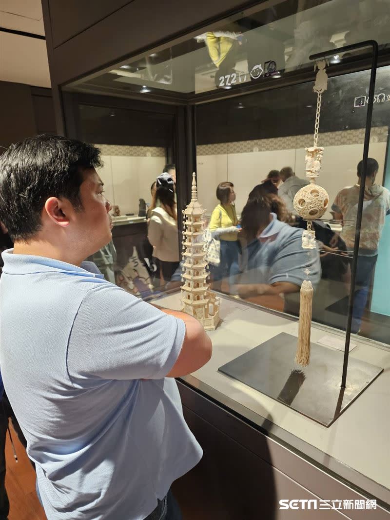 對於故宮的展覽瓦差勒宋看得非常認真、有興趣，過程中被多名泰國觀光客認出，他也親切合影或打招呼，甚至親切的與他們小聊在台灣的旅遊狀況。（圖／受訪者提供）
