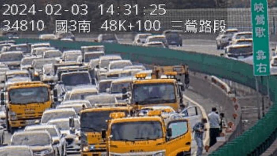 桃園市長張善政與妻子出車禍。（圖／高公局即時影像）