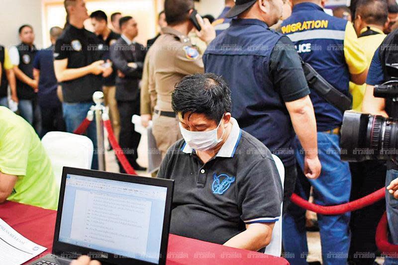 在泰國經營旅行社的江智詮（圖）被合作夥伴王柏森指控恐嚇逼債，去年10月在曼谷被警方逮捕。（翻攝Khaosod）
