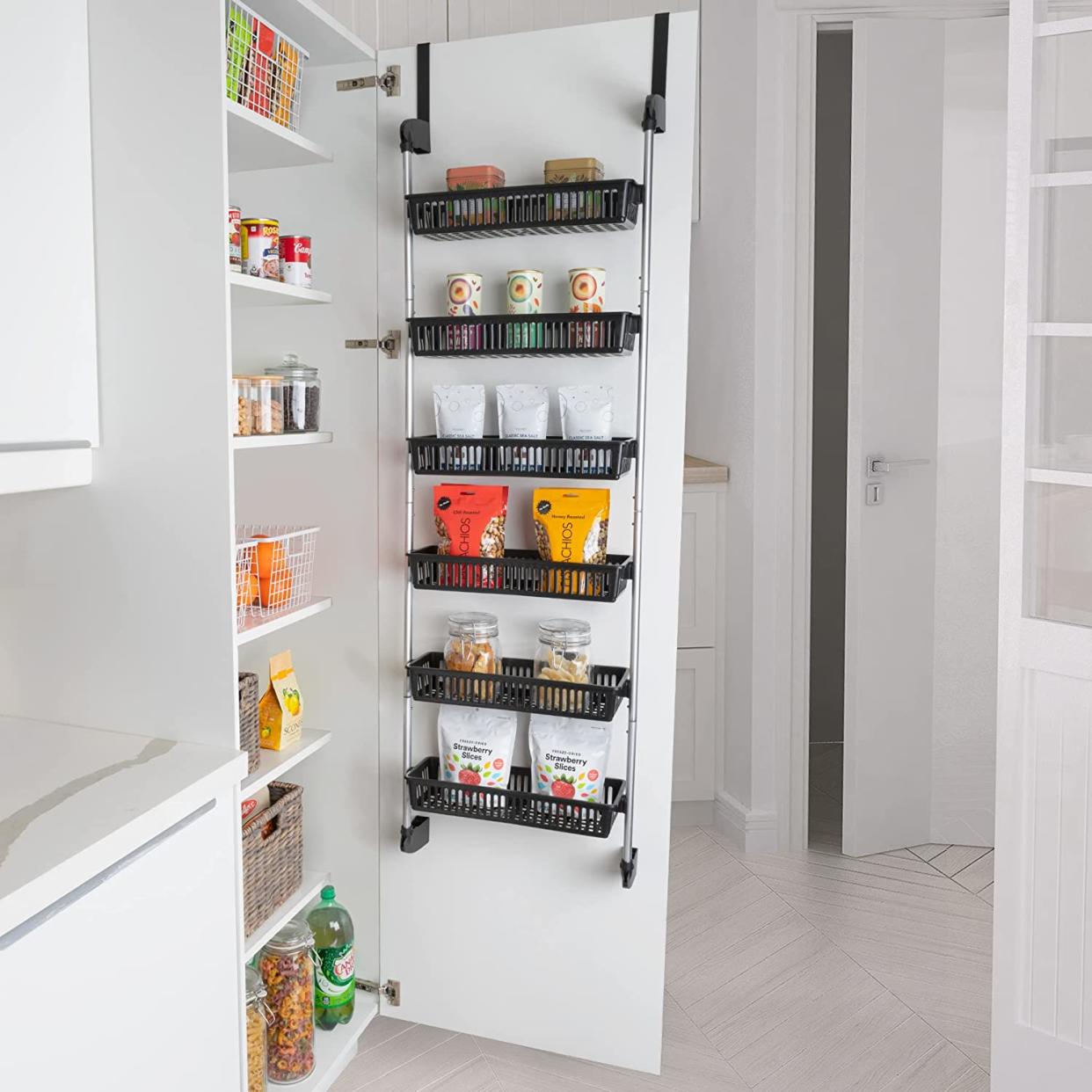 Smart Design Organizador de despensa de 6 niveles sobre la puerta con 6 cestas completas - Acero ajustable y resina con soportes estabilizadores para eliminar el balanceo. (Foto: Amazon.com.mx)