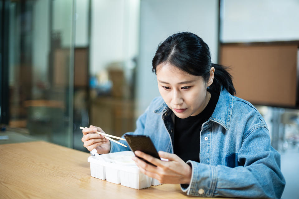 有網友擔心吃菜的咀嚼聲，會打擾到其他同事。（示意圖／Getty Images）