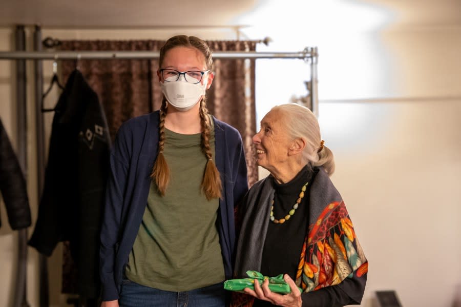 Lily Peterson, a 7th grade student from Murray, Utah, meeting Dr. Jane Goodall. (Eliza Petersen, Natural History Museum of Utah)