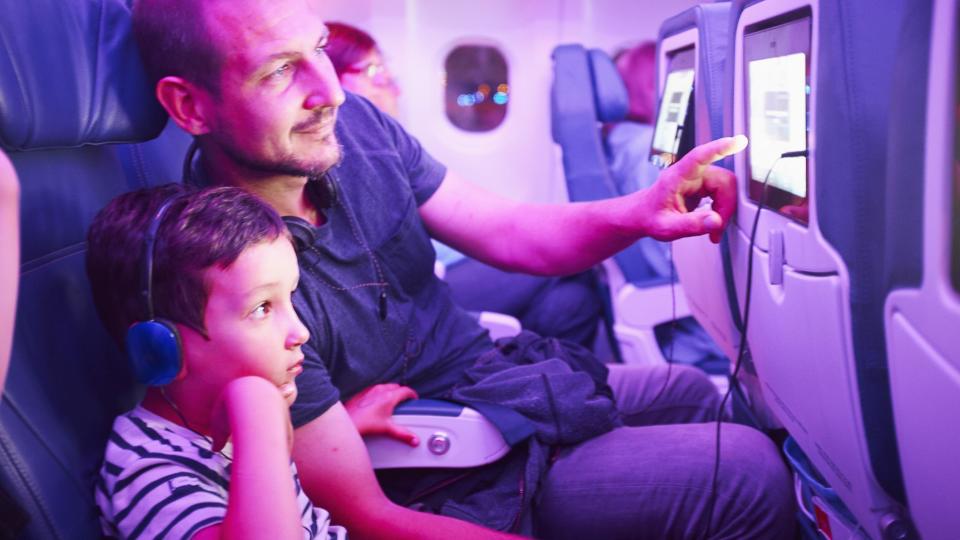 Padre e hijo en un avión