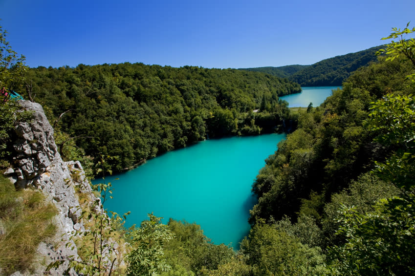 Lagos de Plitvice, Croacia: Estos 16 lagos azules, ocultos por una espesa vegetación y conectados por cientos de saltos de agua, podría ser el nuevo escenario de la película Parque Jurásico. Situado en la región de Lika, este lugar ofrece lagos, cascadas y manantiales de gran belleza. En 1949 fue declarada la zona como Patrimonio de la Humanidad de la Unesco. (Texto: El Universal. Istockphoto)