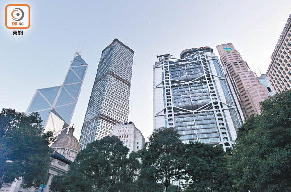 內地經濟呈急速式放緩，香港銀行業受影響最為直接。