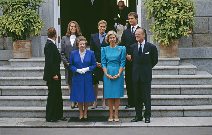 Familia real española con Isabel II y Felipe de Edimburgo 