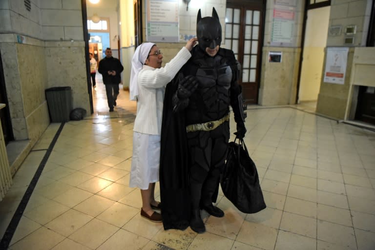 (FOTOS) Un "Batman argentino" incógnito ayuda a niños enfermos