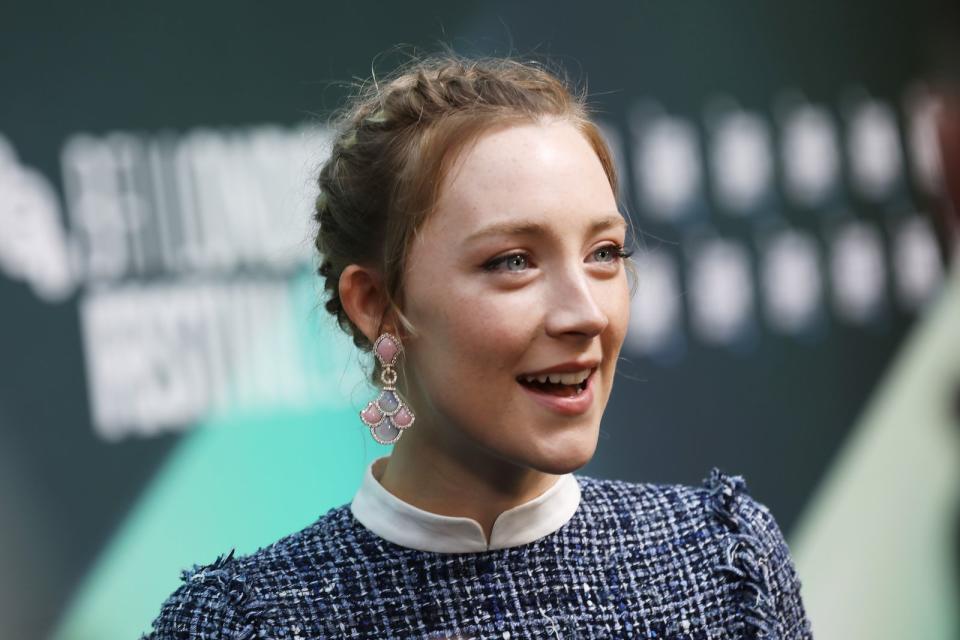 Saoirse Ronan (neuer Film "See How They Run", im Kino) wurde schon drei Mal für den Oscar nominiert. 2008 für die Beste Nebendarstellerin in "Abbitte", 2016 (für "Brooklyn") und 2018 (für "Lady Bird") in der Kategorie Beste Hauptdarstellerin. Die Laudatoren dürften jedes Mal nervös gewesen sein, ob sie den Namen richtig artikulieren. Sie wird weder Schorschi Rohnann noch Soße Ronan ausgesprochen, sondern "Ssirscha Rohnan". (Bild: Tim P. Whitby/Tim P. Whitby/Getty Images for BFI)