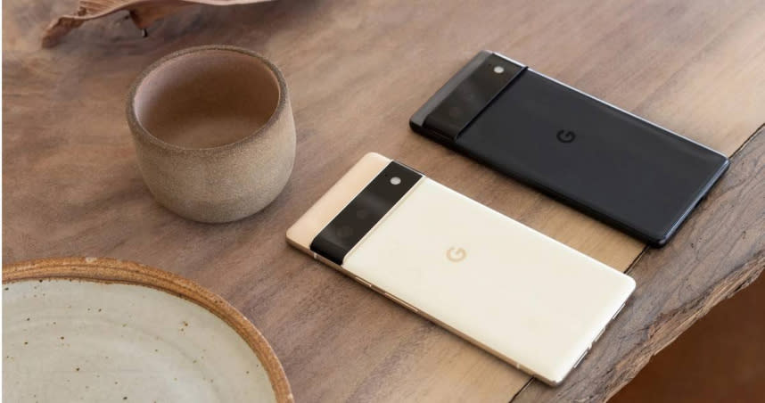 Google Pixel 6（上）／6 Pro（下）皆搭載Tensor自研晶片，最大的差別在於記憶體以及相機模組。（圖／Google提供）