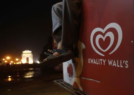 A vendor selling ice cream by Kwality Wall's, a Hindustan Unilever Limited (HUL) brand, waits for customers in front of the India Gate in New Delhi May 13, 2013. REUTERS/Mansi Thapliyal/Files