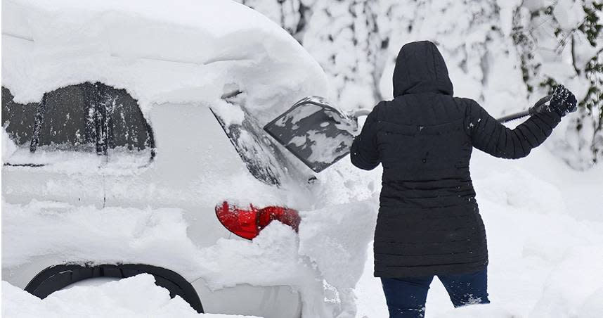 美國遭受暴風雪襲擊。圖為民眾清理汽車上的積雪。（示意圖／達志／美聯社）