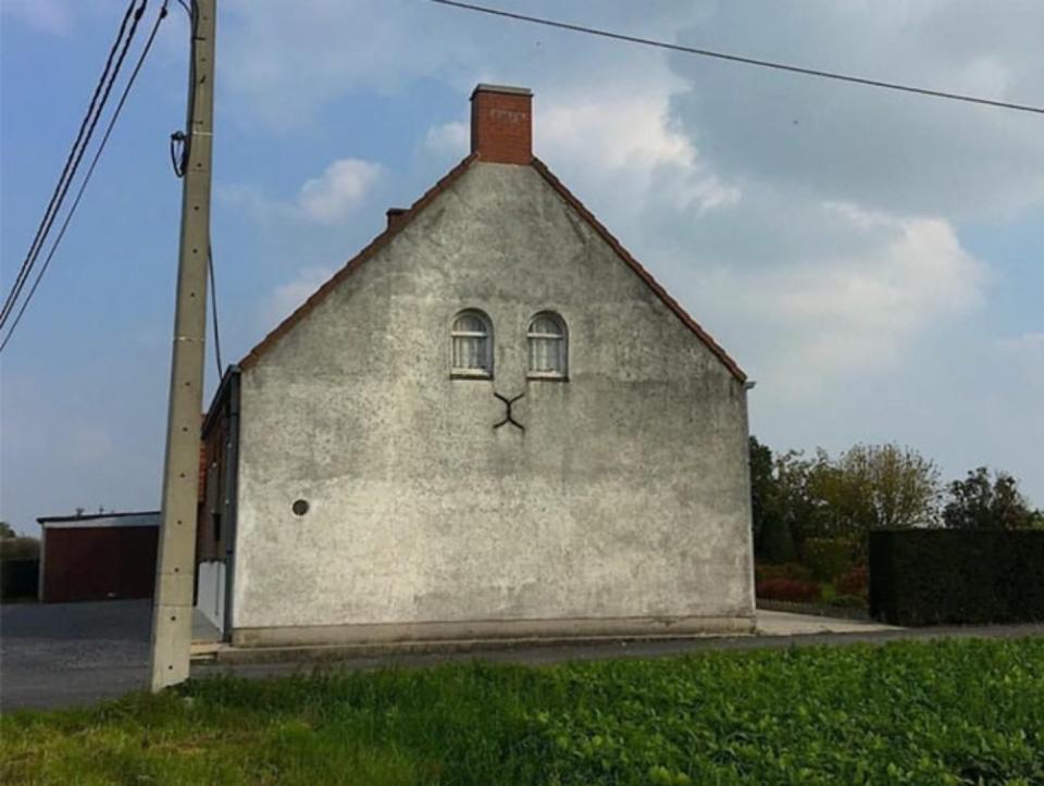 <p>La casa con cara de gatito es una de las atrocidades arquitectónicas que se pueden encontrar en la cuenta de Instagram Ugly Belgian Houses, que muestra las viviendas más feas de Bélgica. (Foto: Instagram / <a rel="nofollow noopener" href="http://www.instagram.com/p/BrVxuc0ldoM/" target="_blank" data-ylk="slk:@uglybelgianhouses;elm:context_link;itc:0;sec:content-canvas" class="link ">@uglybelgianhouses</a>). </p>