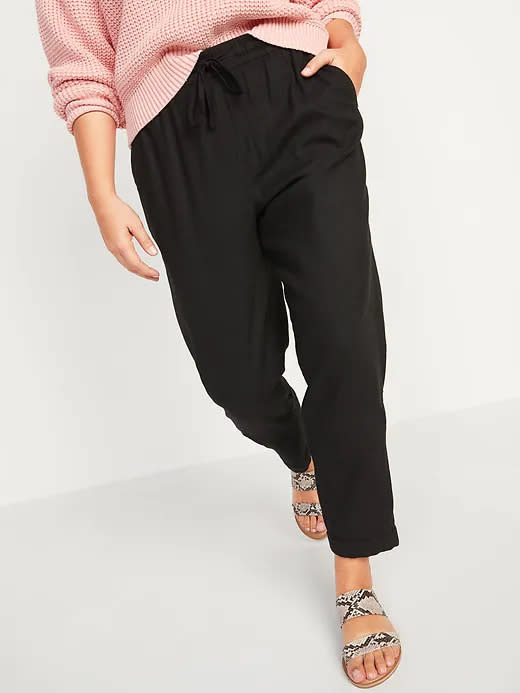 Model wears High-Waisted Linen-Blend Straight Cropped Pants in black. Image via Old Navy.