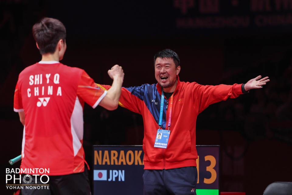 石宇奇勝出後與教練慶祝。（圖：Badminton Photo）