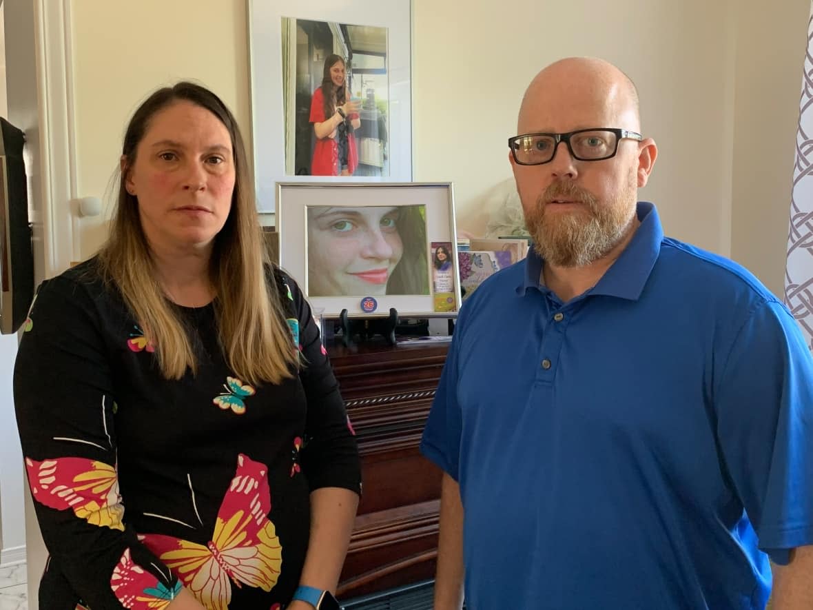 Lyne Robert, left, and Stéphane Hubert, Sarah-Émilie Hubert's parents, want a specialized allergy clinic to be opened in smaller regions, including the Outaouais. They have launched a petition on the site of the National Assembly of Quebec. (Rebecca Kwan/Radio-Canada - image credit)