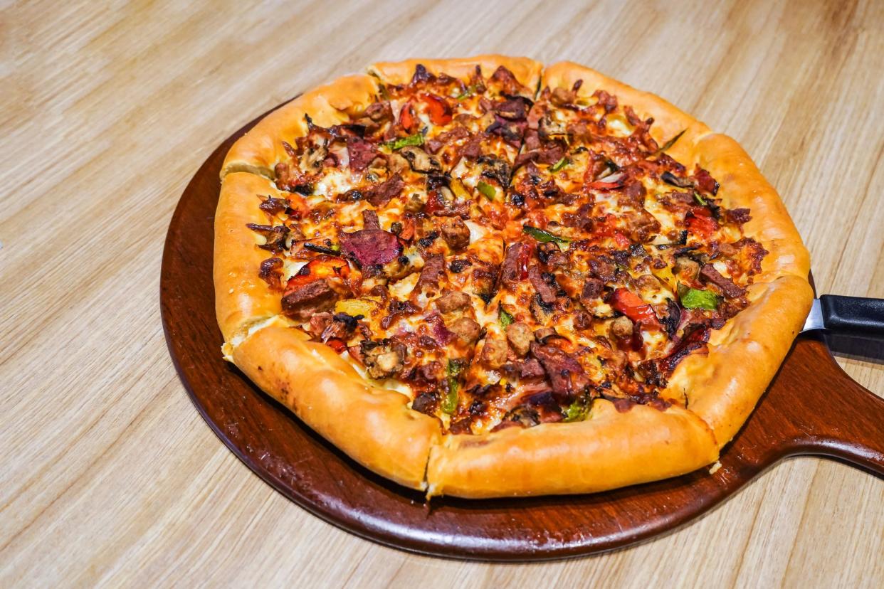 <p><br></p><p><a href="https://www.goldbelly.com/foods/colorado-style-pizza" rel="nofollow noopener" target="_blank" data-ylk="slk:Colorado-style pizza;elm:context_link;itc:0;sec:content-canvas" class="link rapid-noclick-resp">Colorado-style pizza</a> is big, bold, and unapologetic! These pizzas are heavy, doughy, and thick, loaded up with plenty of toppings and sometimes surrounded by a ring of braided crust that pairs well with a drizzle of honey. One is enough to feed a family! If you want to try out this lesser-known regional style for yourself (and you do!), check out Idaho Springs’ <a href="https://www.goldbelly.com/restaurants/beau-jos-pizza" rel="nofollow noopener" target="_blank" data-ylk="slk:Beau Jo’s;elm:context_link;itc:0;sec:content-canvas" class="link rapid-noclick-resp">Beau Jo’s</a> and Fort Collins’ <a href="https://www.goldbelly.com/restaurants/panhandlers-pizza" rel="nofollow noopener" target="_blank" data-ylk="slk:Panhandler’s;elm:context_link;itc:0;sec:content-canvas" class="link rapid-noclick-resp">Panhandler’s</a>.</p><span class="copyright"> Ariawan Armoko/Istockphoto </span>