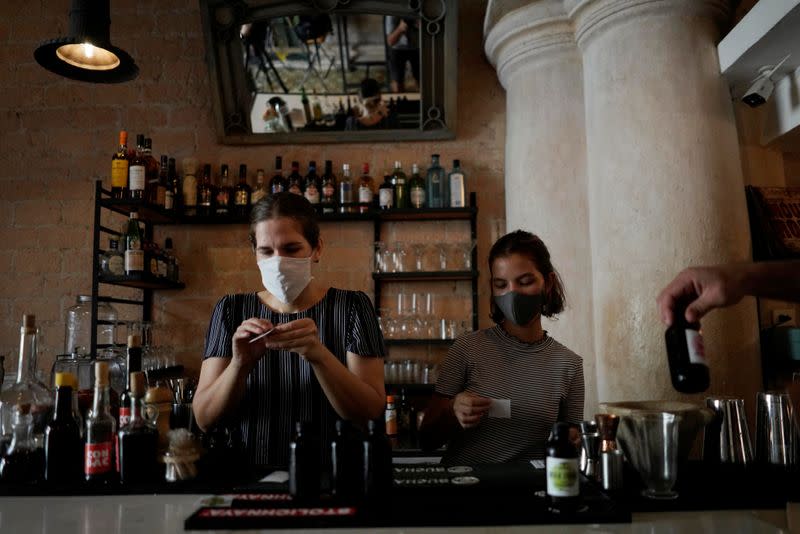 FOTO DE ARCHIVO. Diana Figueroa prepara bebidas para llevar en su restaurante en medio de preocupaciones por la propagación de la enfermedad del coronavirus (COVID-19), en La Habana, Cuba