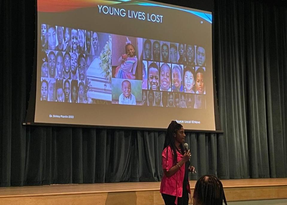 Shirley Plantin habla sobre la violencia con armas de fuego en una conferencia sobre seguridad escolar y bienestar mental en la Preparatoria Ronald W. Reagan Doral, en Doral, Florida, el miércoles 3 de agosto de 2022. Plantin es la principal consultora ejecutiva de U-Turn Youth Consulting Firm.