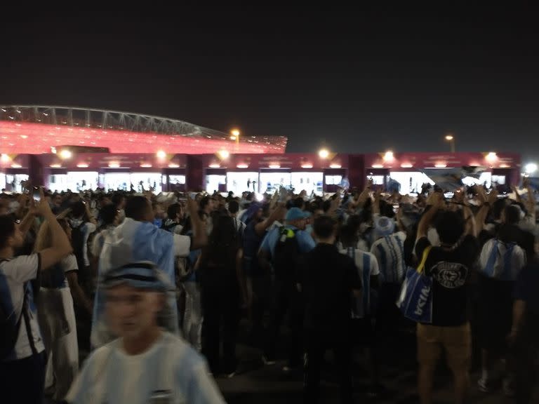 Los alrededores del estadio en que se enfrentarán la Argentina y Australia