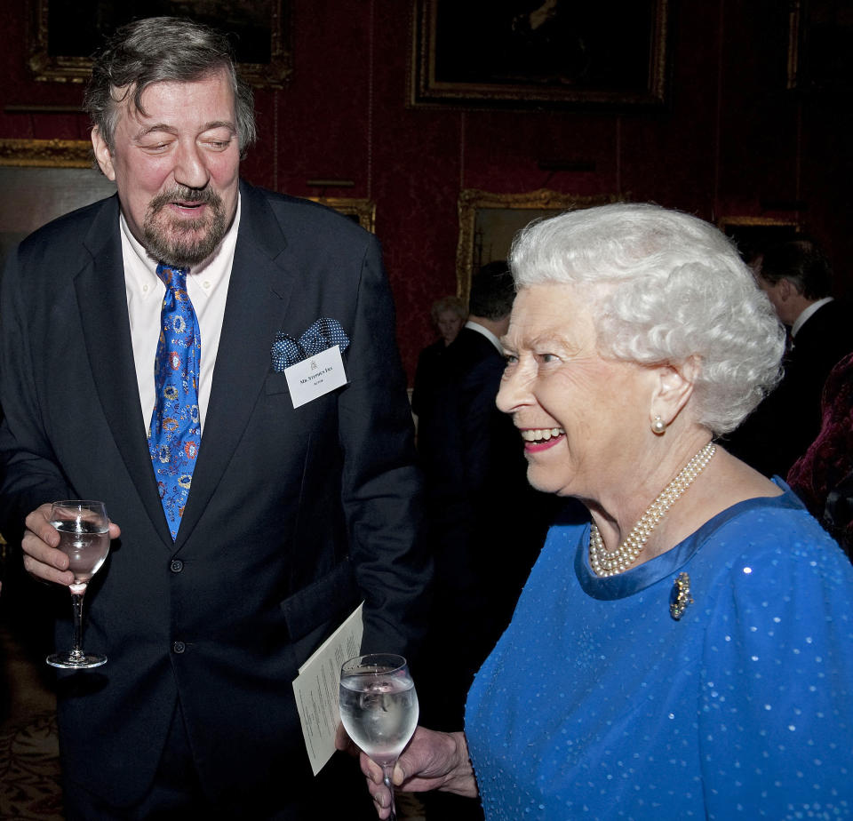 Britain's Queen Elizabeth II (R) meets British actor and television presenter Stephen Fry (L) during a Reception for the Dramatic Arts, at Buckingham Palace in London, on February 17, 2014.   AFP PHOTO / DAVID CRUMP / POOL (Photo by DAVID CRUMP / POOL / AFP) (Photo by DAVID CRUMP/POOL/AFP via Getty Images)