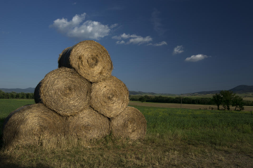 Ein Heuballen begrub einen Landwirt unter sich (Symbolbild: Getty Images)