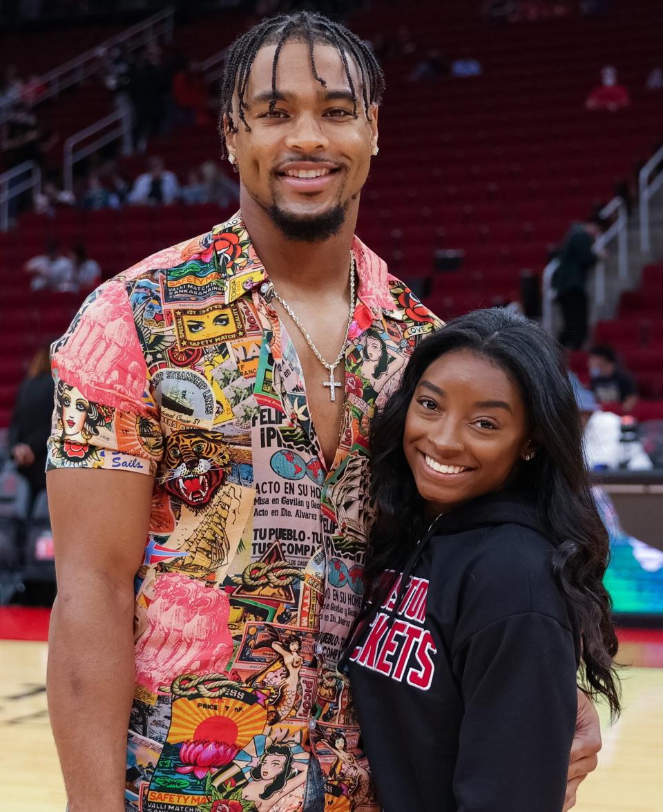 Simone Biles and Jonathan Owens attend a game between the Houston Rockets and the Los Angeles Lakers at Toyota Center on December 28, 2021 in Houston, Texas.