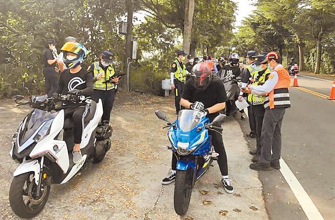 為洗刷死亡彎道臭名，彰化警方與彰化縣環保局、彰化監理站聯手「聯合稽查」取締違規駕駛。（本報資料照片）