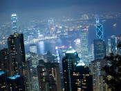 Platz 7: Eine eindrucksvolle Skyline und schillernde Lichter bei Nacht, doch hinter all dem Glamour verbirgt sich ein großes Problem: Hongkong ist mit seinen aktuell 7,3 Millionen Einwohnern überfüllt. Die Mietpreise sind daher überteuert. Für UBS läuten die Alarmglocken. (Bild-Copyright: Daniel Giesen/ddp Images)