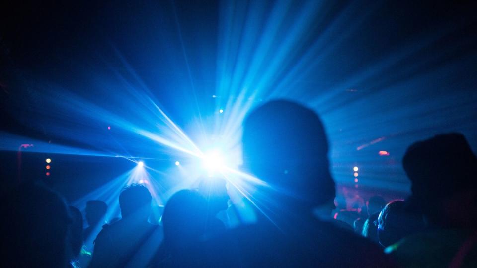 Menschen feiern in einem Club.