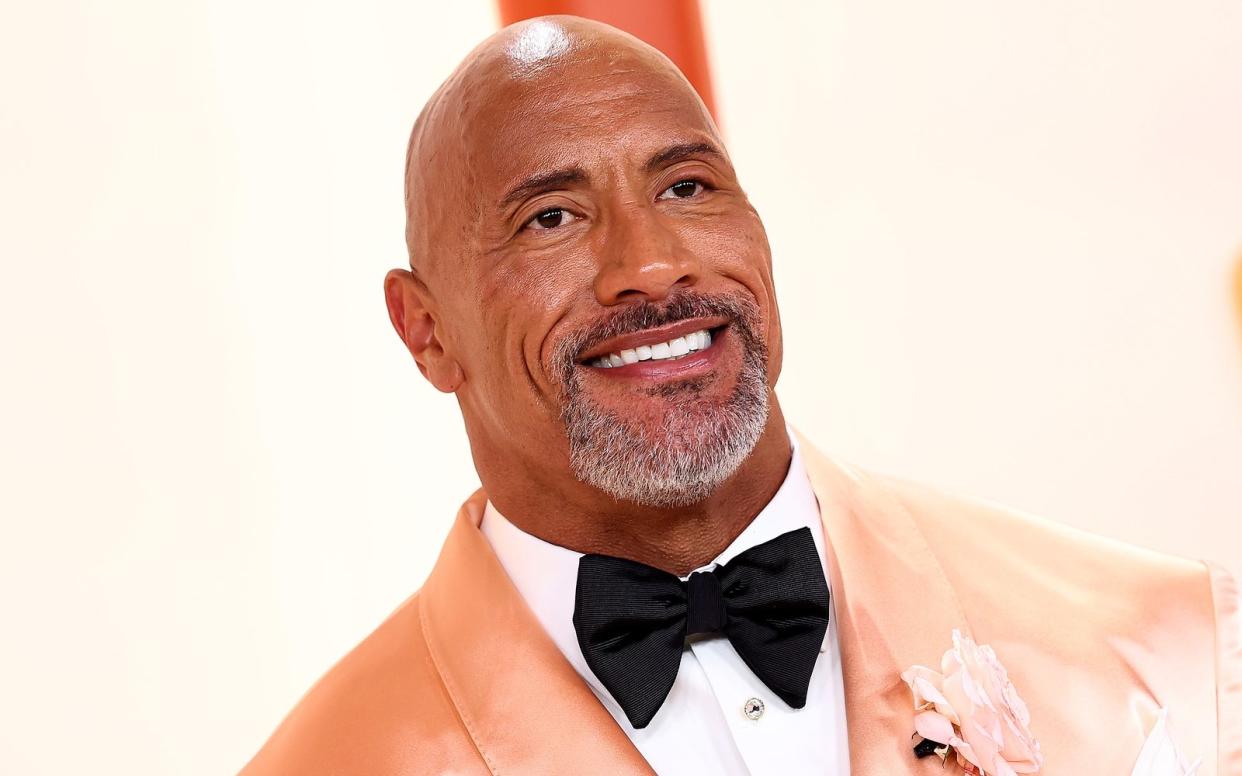 Dwayne Johnson ist ein amerikanischer Schauspieler, Synchronsprecher und ehemaliger Wrestler. Er spielte in zahlreichen Filmen, wie "Fast & Furious", "Jumanji" und "Red Notice" mit. (Bild: 2023 Getty Images/Arturo Holmes)