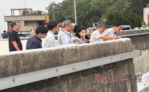 （觀傳媒桃竹苗新聞)【記者曾平/桃園報導】為關心石門水庫水情，桃園市張善政市長昨（13）日率府團隊至經濟部水利署北區水資源分署拜訪，由分署長江明郎接待，張善政對北區分署現階段執行穩定各類供水作為表示肯定，也指示市府相關單位同步掌握水情及採取各項防旱措施，俾透過中央與地方充分合作，努力維持桃園穩定供水。