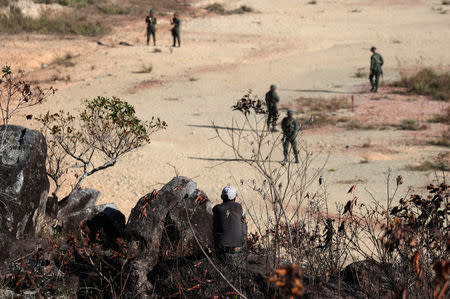 Foto del sábado de un hombre observando a soldados venezolanos en la frontera con Brasil en Pacaraima, estado de Roraima. Feb 23, 2019. REUTERS/Ricardo Moraes