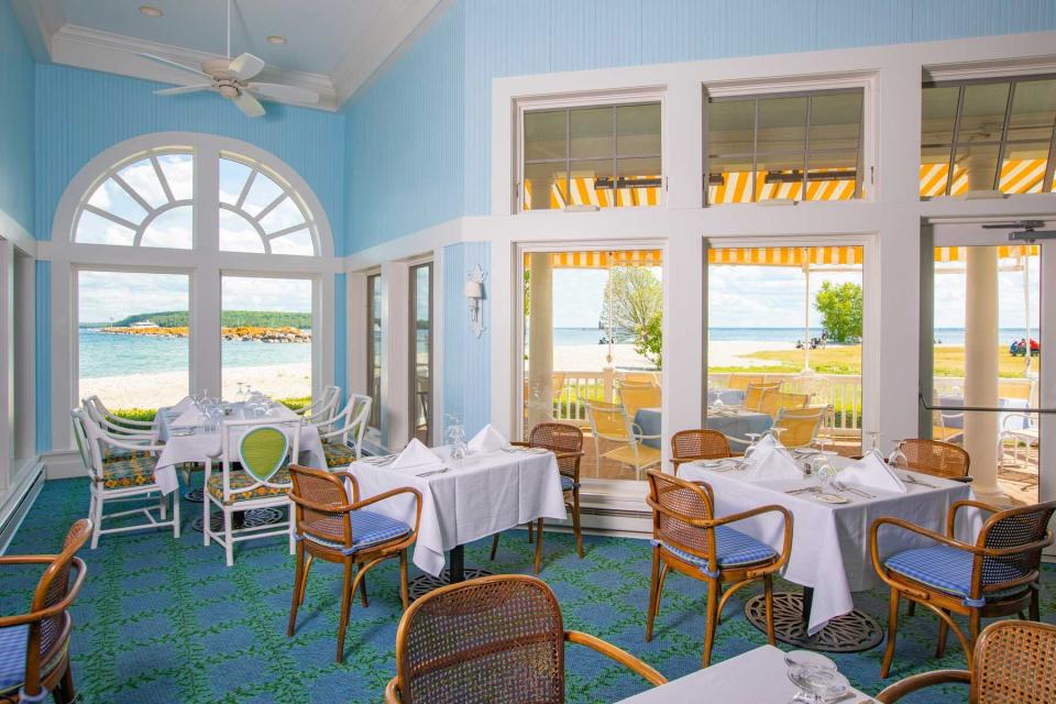 A turquoise-walled dining space at the Hotel Iroquois
