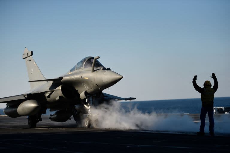  Un avión de combate francés Rafale despega de la cubierta del portaaviones francés Charles-de-Gaulle que opera en el Mar Mediterráneo oriental 