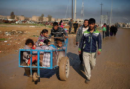 Displaced Iraqis flee their homes as Iraqi forces battle with Islamic State militants, in western Mosul, Iraq March 24, 2017. REUTERS/Suhaib Salem