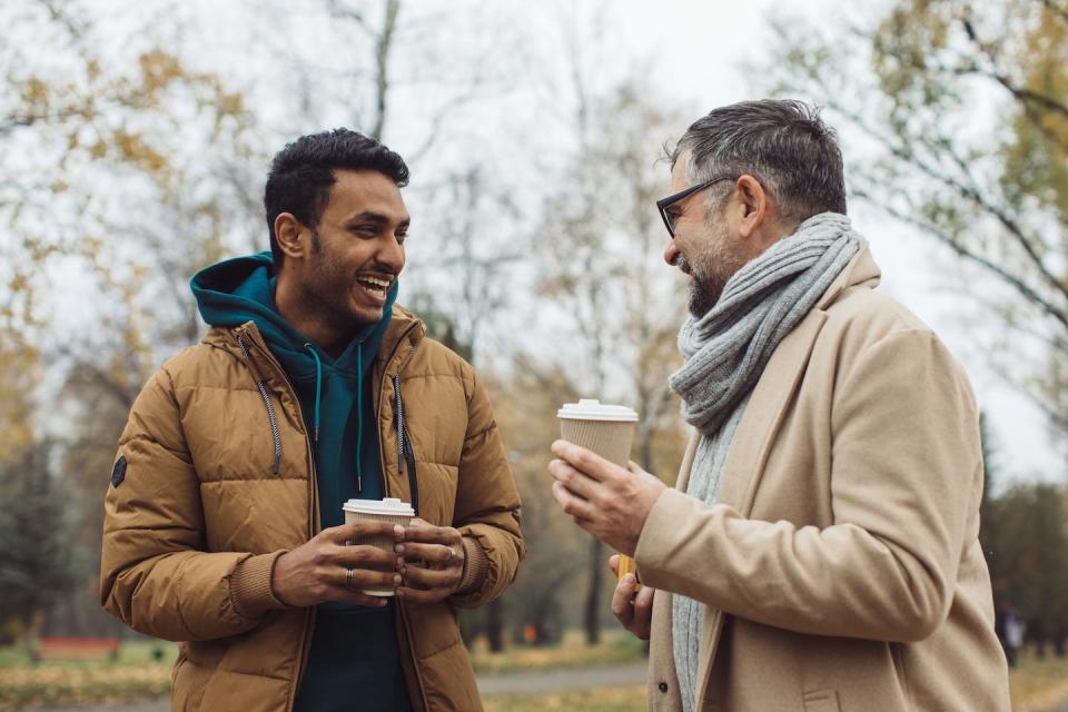 Si vous connaissez une personne influencée par un groupe sectaire, tentez de maintenir un contact bienveillant avec elle. <a href="https://www.shutterstock.com/image-photo/friends-senior-young-man-walking-talking-2223478821" rel="nofollow noopener" target="_blank" data-ylk="slk:Dmytro Sheremeta/Shutterstock;elm:context_link;itc:0;sec:content-canvas" class="link ">Dmytro Sheremeta/Shutterstock</a>