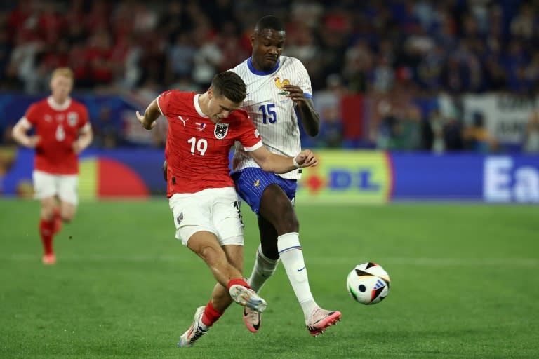 Marcus Thuram aux prises avec un défenseur autrichien lundi lors du match de l'Euro-2024 France-Autriche à Düsseldorf. (FRANCK FIFE)