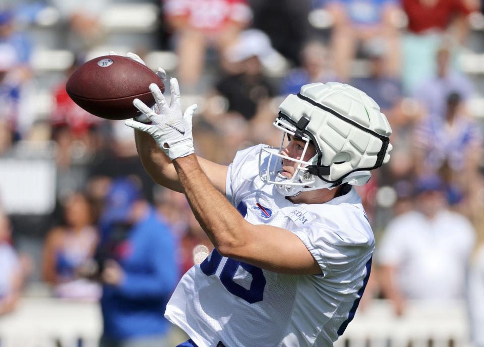 Rookie tight end Dalton Kincaid catches a short pass over the middle.