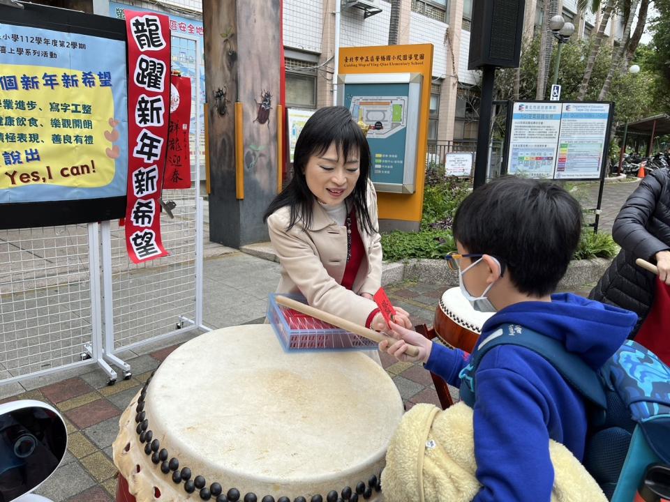 螢橋國小校長莊訪祺發送小紅包，傳遞祝福