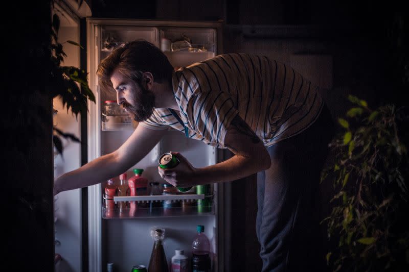 Une nouvelle étude vient de confirmer que nous avons tendance à trop manger à cause du stress dans la soirée. (Photo : Getty Images)