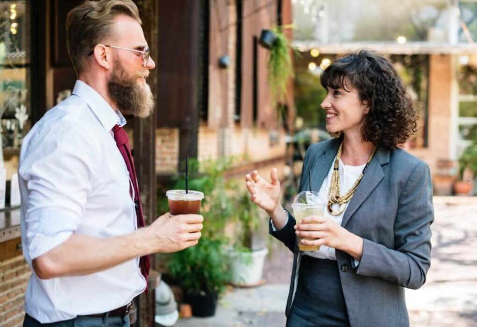 Nunca se sabe qué puede pasar cuando empiezas una conversación con una persona nueva: puedes encontrar un nuevo mejor amigo o quizá descubrir al amor de tu vida. (Foto: Getty)