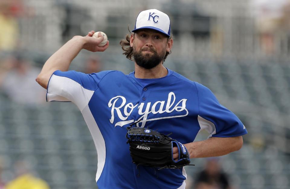 Archivo - En esta foto del 5 de marzo de 2013, el lanzador de los Reales de Kansas City, Luke Hochevar lanza durante un juego de preparación ante los Atléticos de Oakland en Surprise, Arizona. (AP Photo/Charlie Riedel, Archivo)