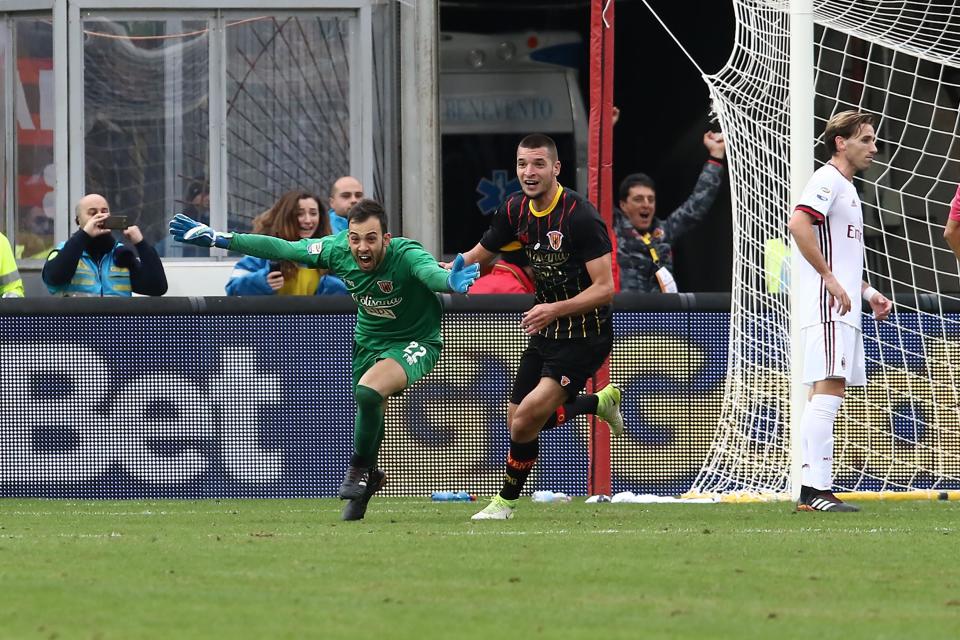 Benevento goalkeeper Alberto Brignoli celebrates his last-minute winner against AC Milan. (Getty)